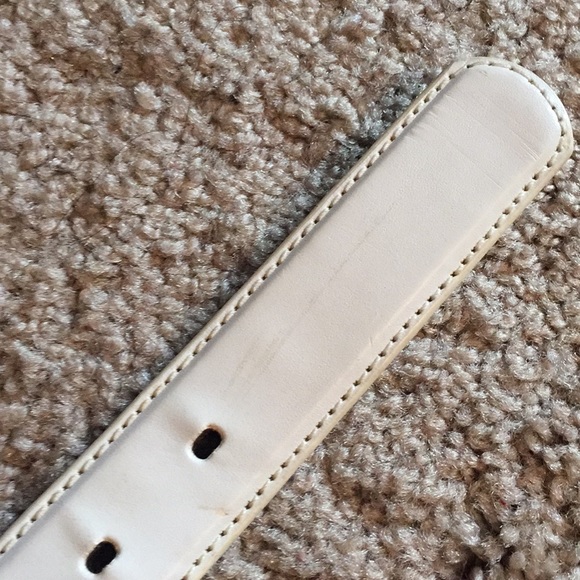 White faux leather belt with golden buckle - Picture 7 of 9